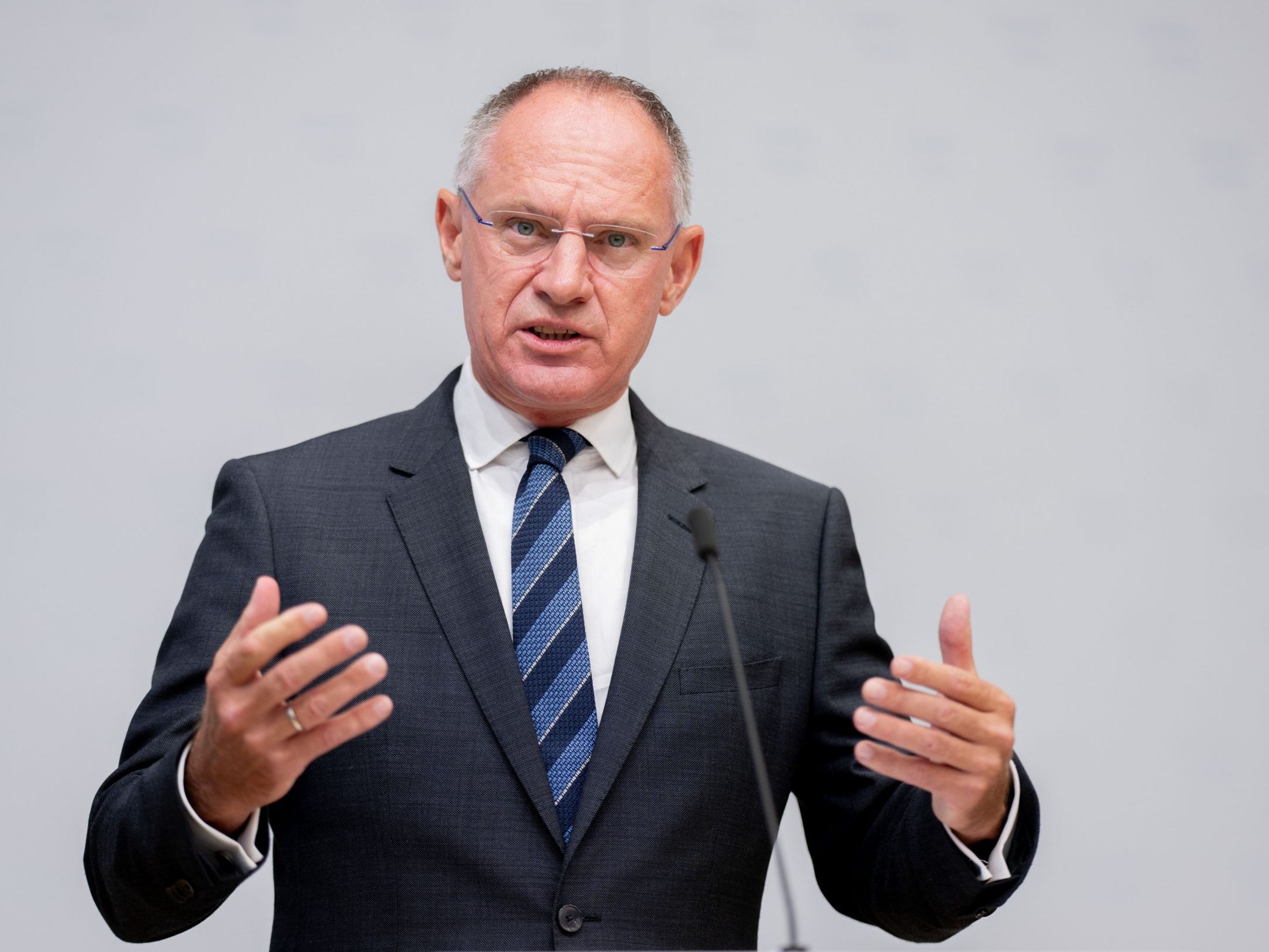 Innenminister Karner zog Bilanz zum Sozialleistungsbetrug in Österreich. Innenminister Karner zog Bilanz zum Sozialleistungsbetrug in Österreich.