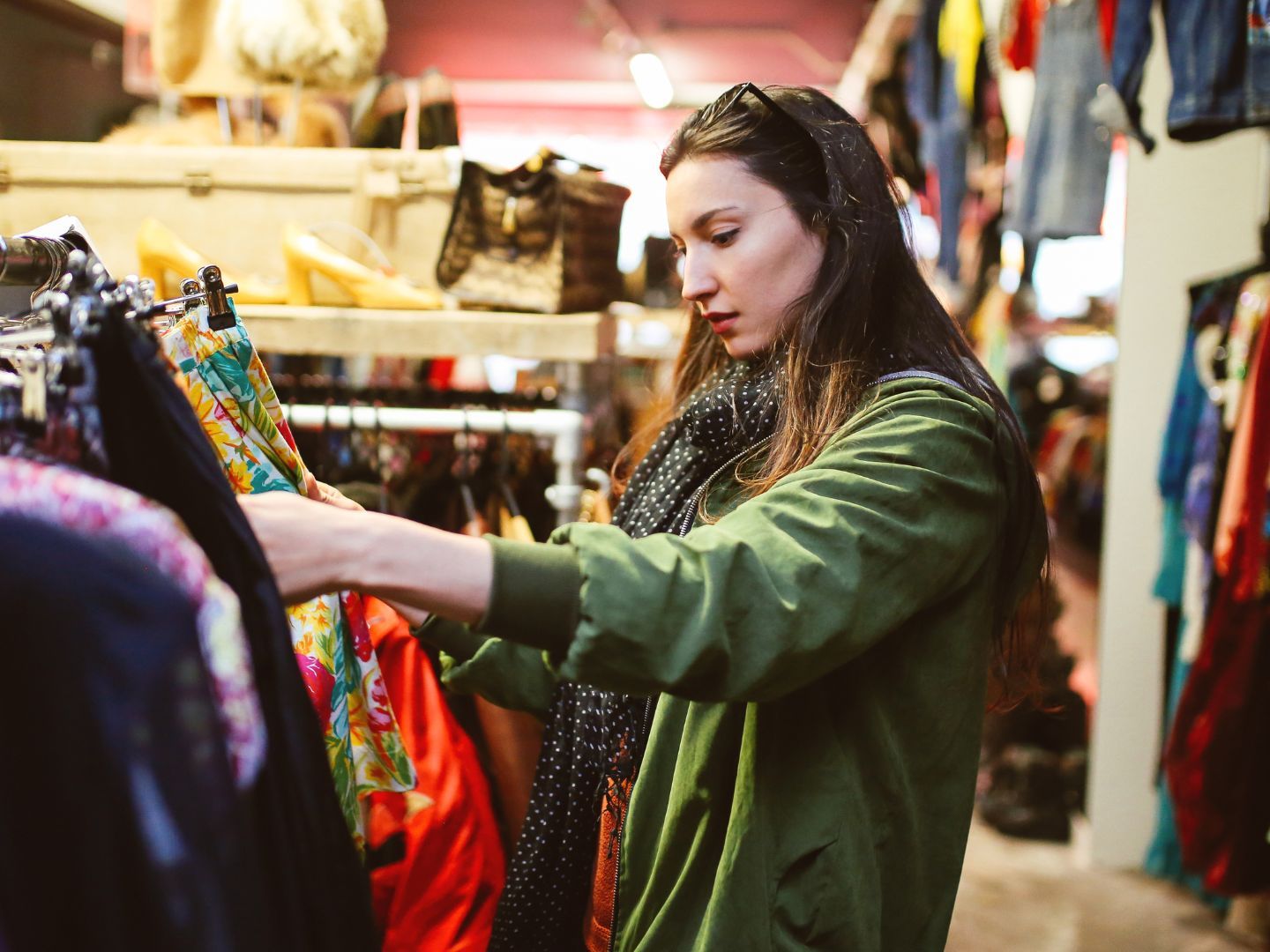 Fast die Hälfte der Österreicherinnen und Österreicher kauft auch Second-Hand regelmäßig ein. Fast die Hälfte der Österreicherinnen und Österreicher kauft auch Second-Hand regelmäßig ein.