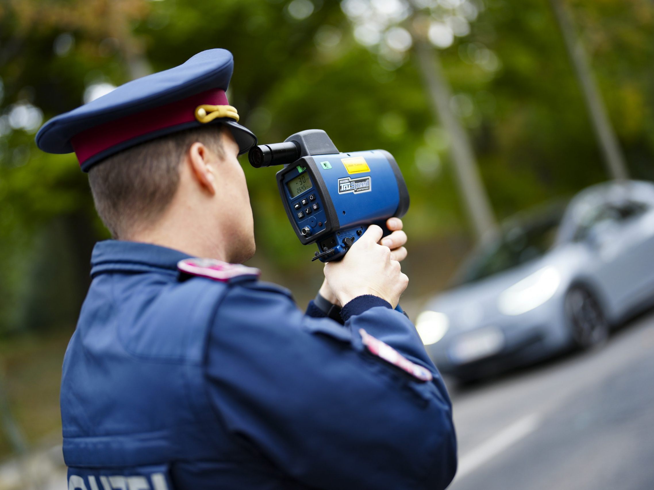 Zwei Raser wurden von der Wiener Polizei mit 120 km/h geblitzt. Zwei Raser wurden von der Wiener Polizei mit 120 km/h geblitzt.