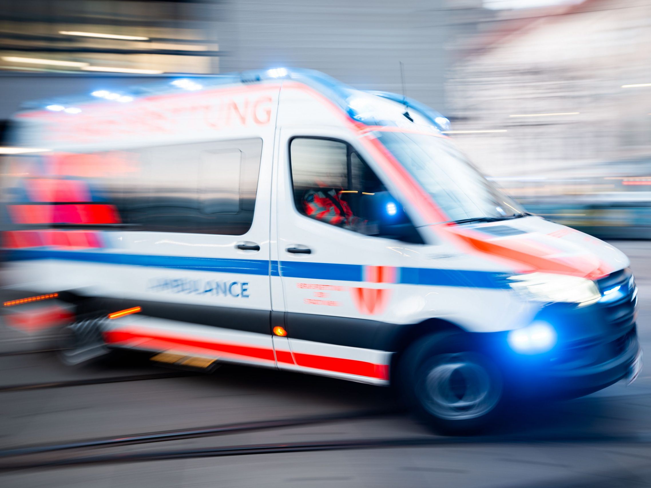 Eine Frau wurde von dem Baustellenzaun schwer verletzt. Eine Frau wurde von dem Baustellenzaun schwer verletzt.