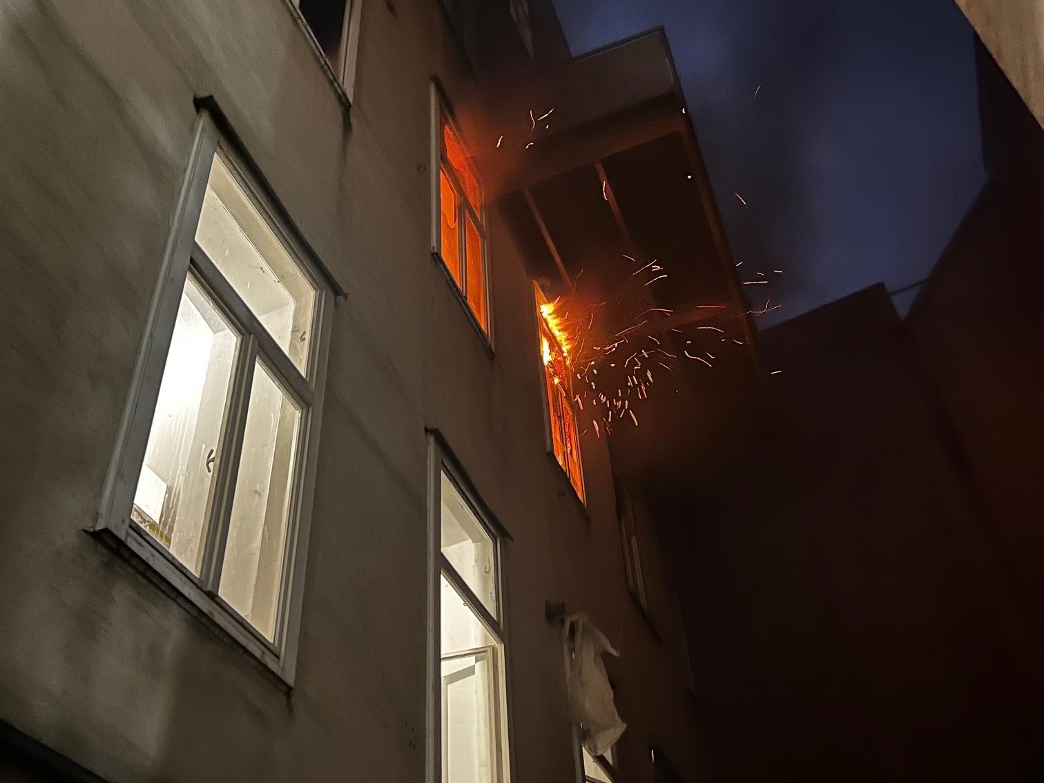 Bei einem Brand in einem Stiegenhaus eines Wohngebäudes in Wien-Döbling sind in der Nacht auf Dienstag sechs Personen von der Feuerwehr gerettet worden. Bei einem Brand in einem Stiegenhaus eines Wohngebäudes in Wien-Döbling sind in der Nacht auf Dienstag sechs Personen von der Feuerwehr gerettet worden.