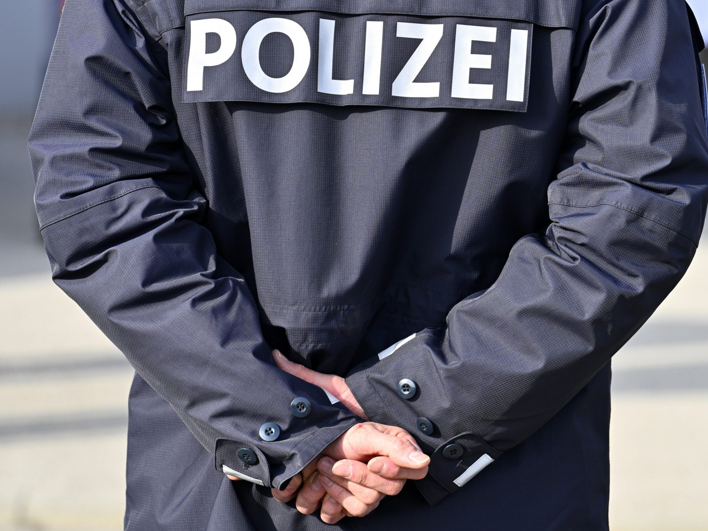 Ein falscher Polizist überlistete einen Mann. Ein falscher Polizist überlistete einen Mann.