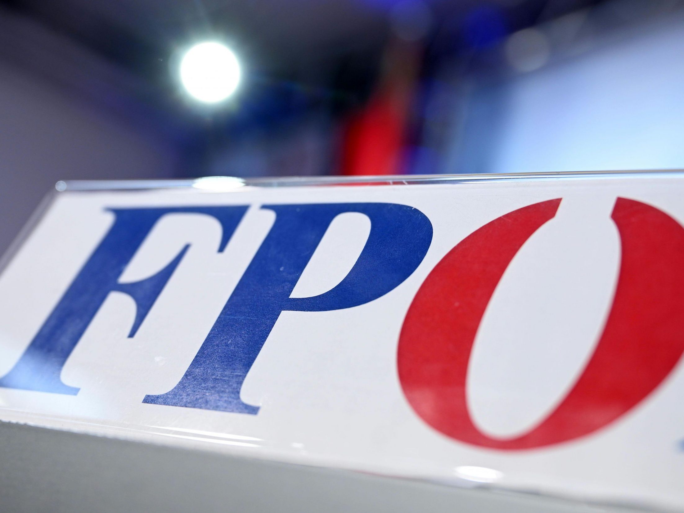 Ein aktueller Bericht von SOS Mitmensch zeigt, dass sich die Radikalisierung der FPÖ weiter beschleunigt. Ein aktueller Bericht von SOS Mitmensch zeigt, dass sich die Radikalisierung der FPÖ weiter beschleunigt.