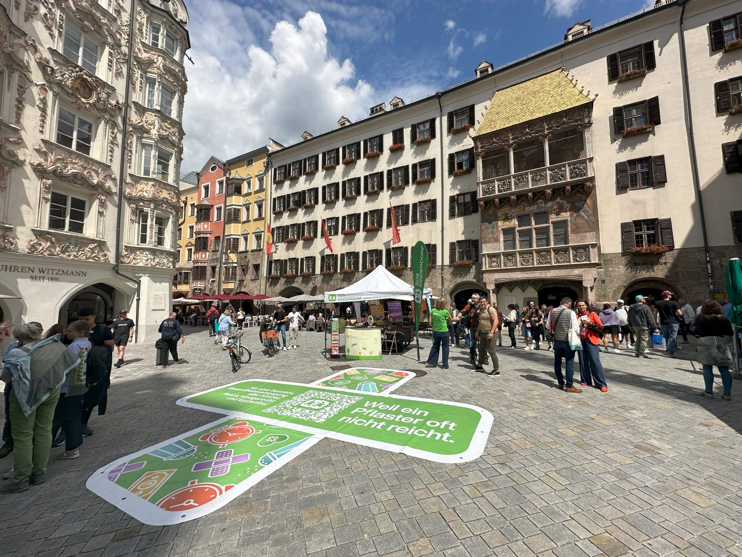 Ein ein überdimensioniertes Pflaster, anlässlich eines Medientermins des SOS Kinderdorf zum Thema "Kindergesundheit darf kein Glücksspiel sein - SOS-Kinderdorf". Ein ein überdimensioniertes Pflaster, anlässlich eines Medientermins des SOS Kinderdorf zum Thema "Kindergesundheit darf kein Glücksspiel sein - SOS-Kinderdorf".