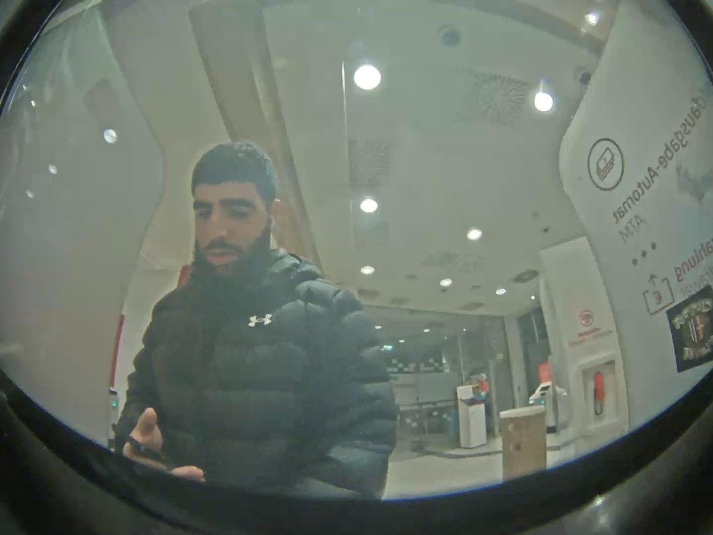 Die Polizei in NÖ sucht diesen Mann. Die Polizei in NÖ sucht diesen Mann.