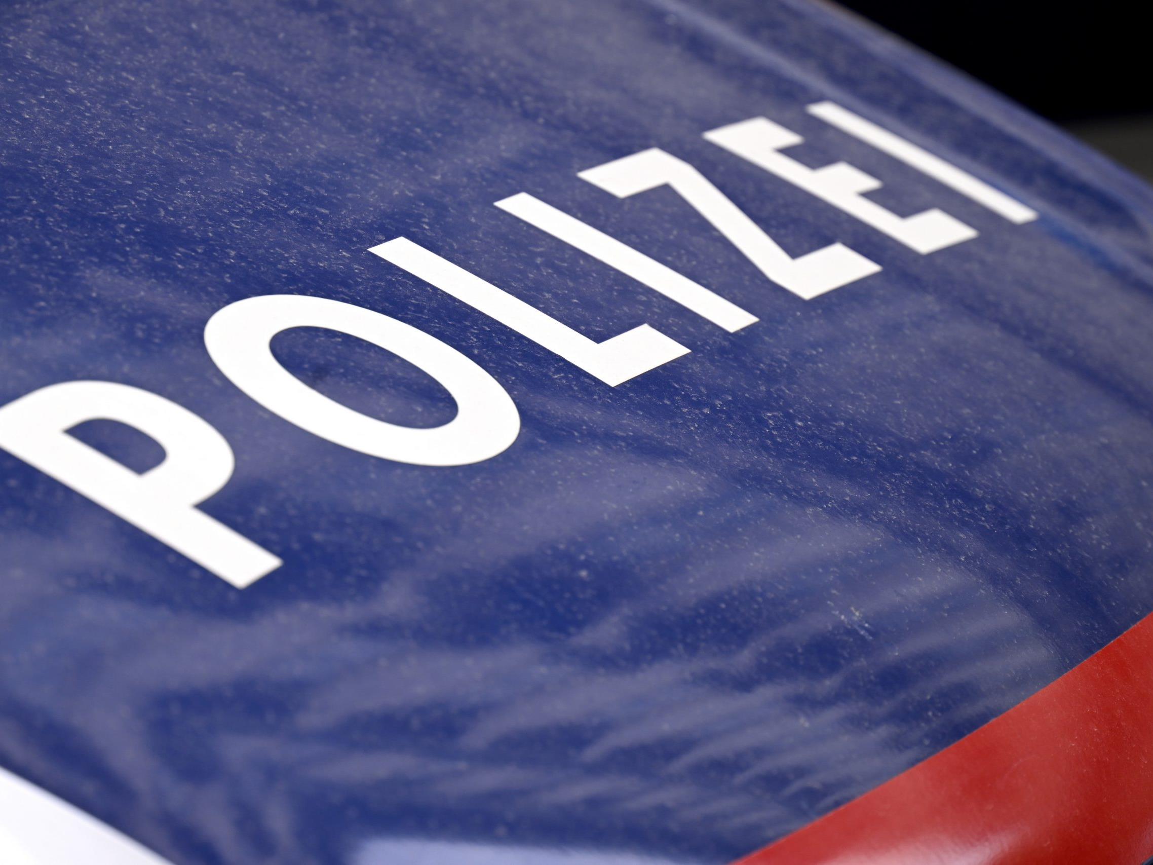 Die Polizei nahm den Mann vorläufig fest. Die Polizei nahm den Mann vorläufig fest.