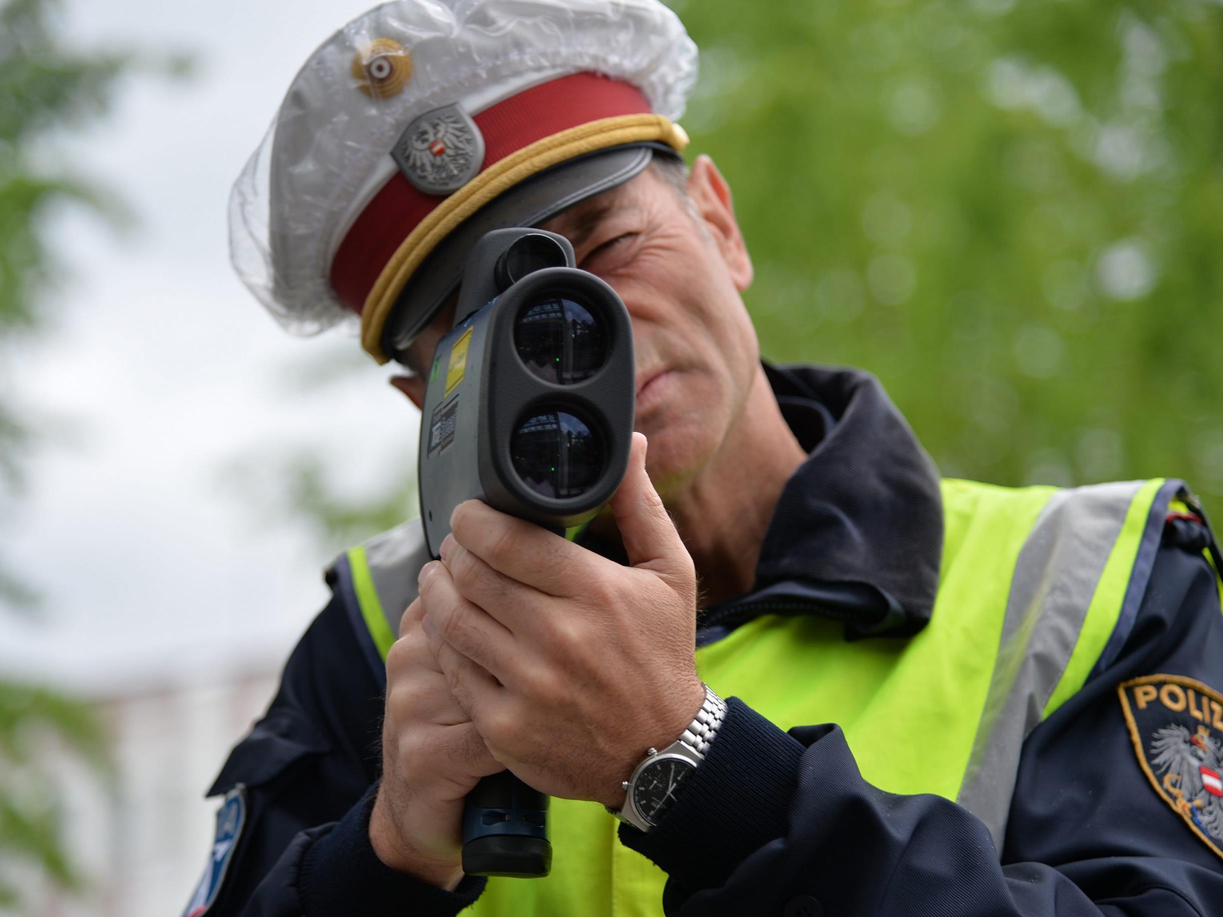 Die Polizei schnappte einen Raser. Die Polizei schnappte einen Raser.