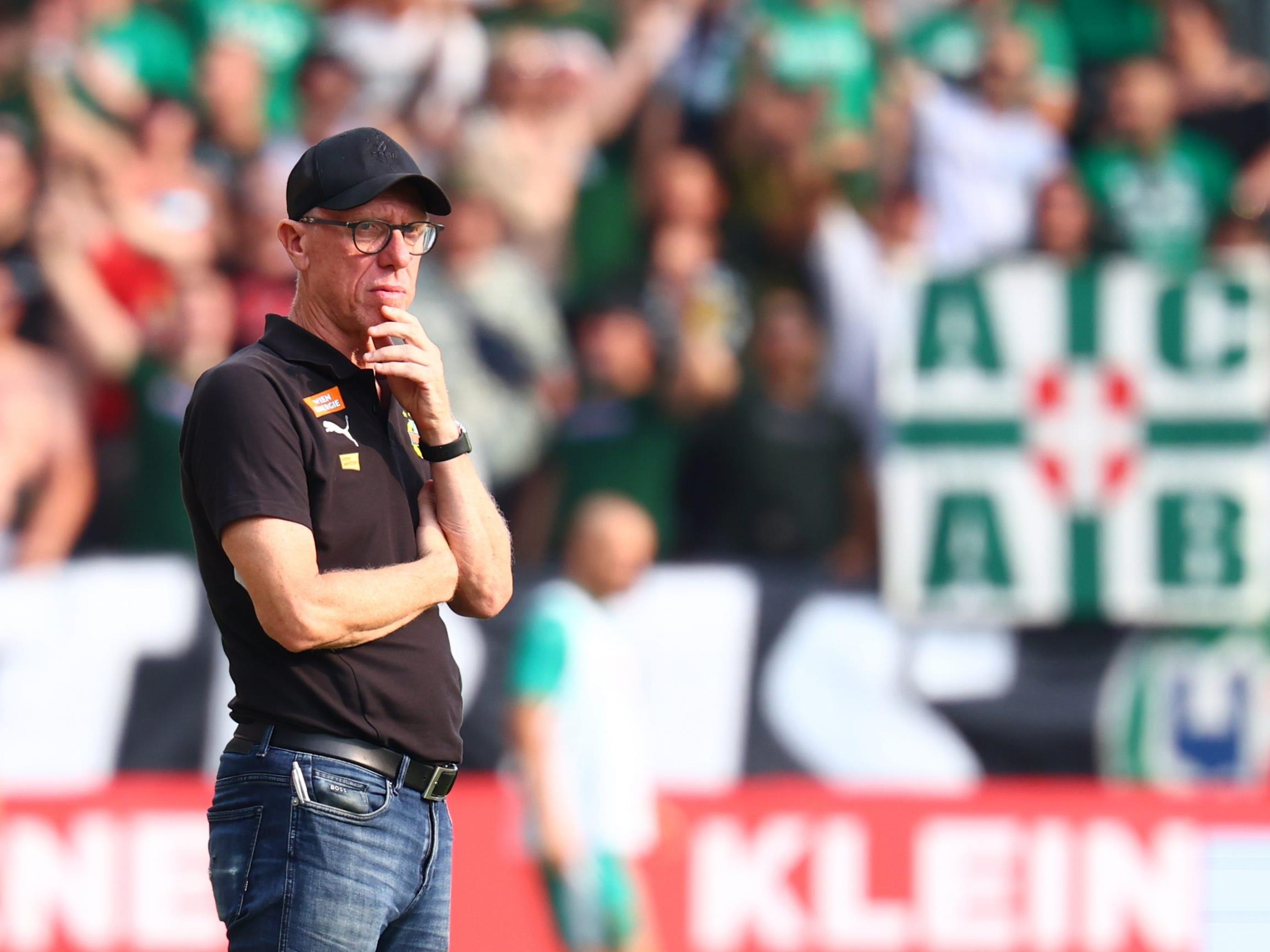 Stöger kritisierte Rapid nach der Niederlage gegen ETO Györ. Stöger kritisierte Rapid nach der Niederlage gegen ETO Györ.