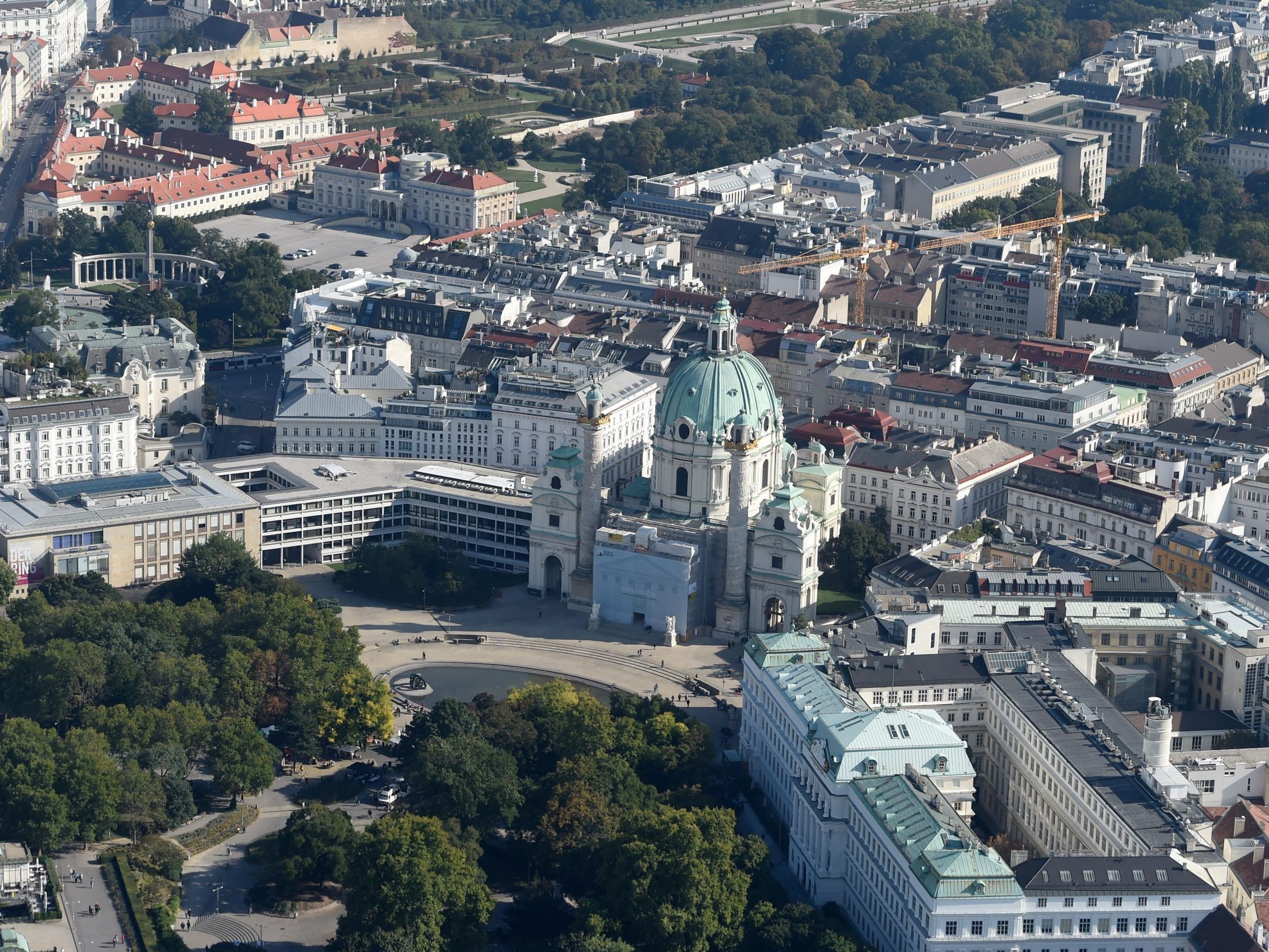 In Fußnähe befindet sich auch die Wiener Karlskirche. In Fußnähe befindet sich auch die Wiener Karlskirche.