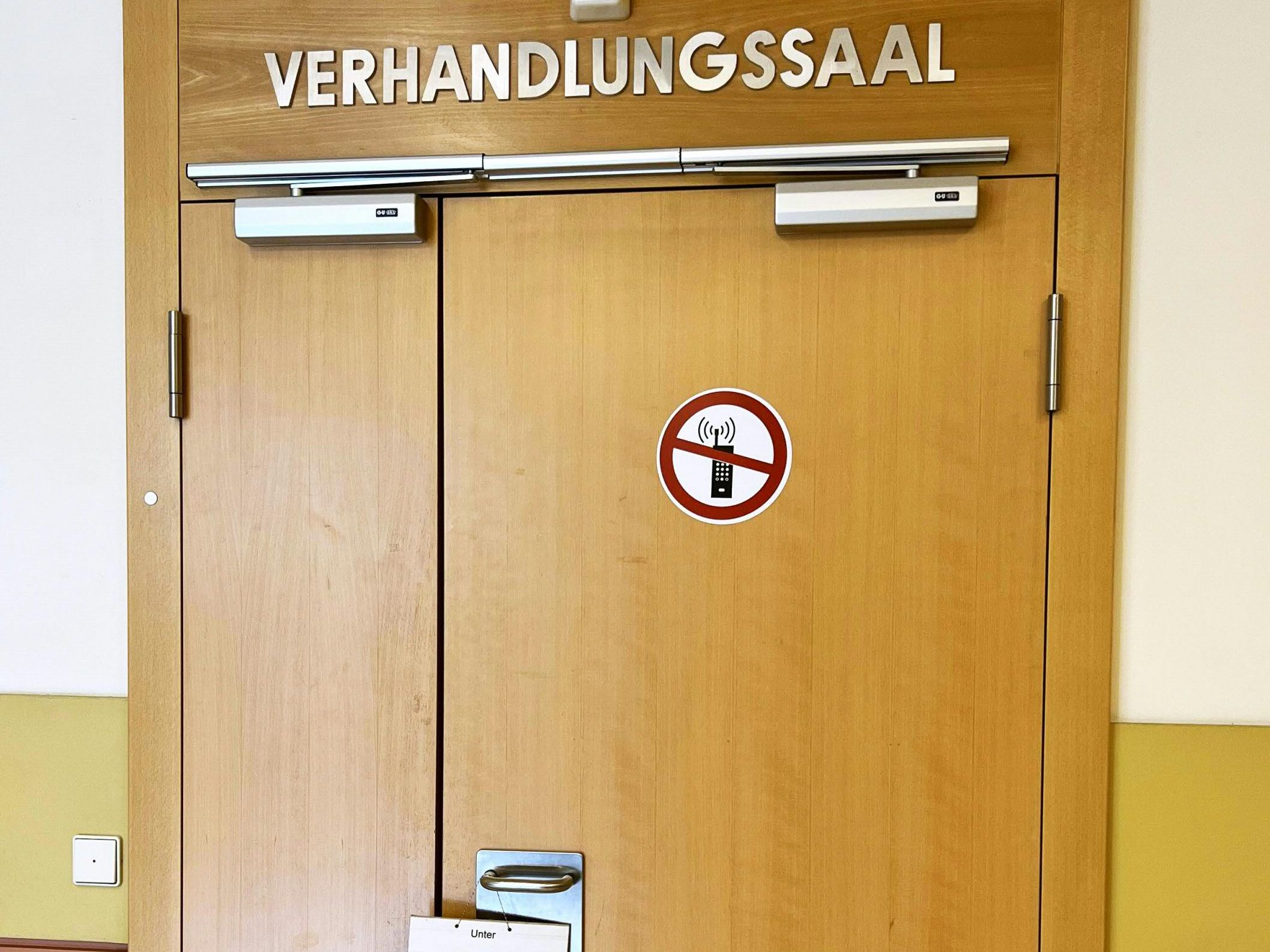 Prozess gegen eine Frau, die einen Passanten am Wiener Hauptbahnhof bedrohte. Prozess gegen eine Frau, die einen Passanten am Wiener Hauptbahnhof bedrohte.