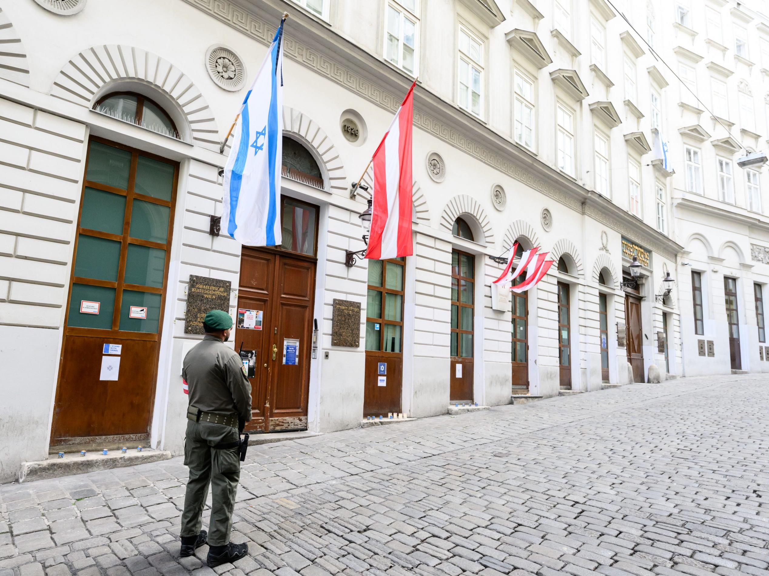 Eine 17-Jährige attackierte die Israel-Fahne am Stadttempel in Wien. Eine 17-Jährige attackierte die Israel-Fahne am Stadttempel in Wien.