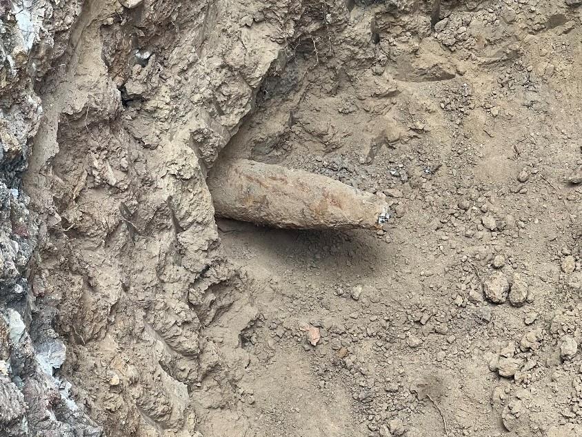 Die Sprenggranate wurde bei Grabungsarbeiten gefunden. Die Sprenggranate wurde bei Grabungsarbeiten gefunden.