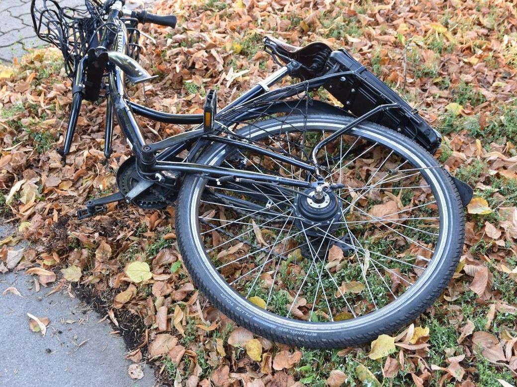 Schwerer Verkehrsunfall mit einem Klein-LKW und einem Fahrrad. Schwerer Verkehrsunfall mit einem Klein-LKW und einem Fahrrad.