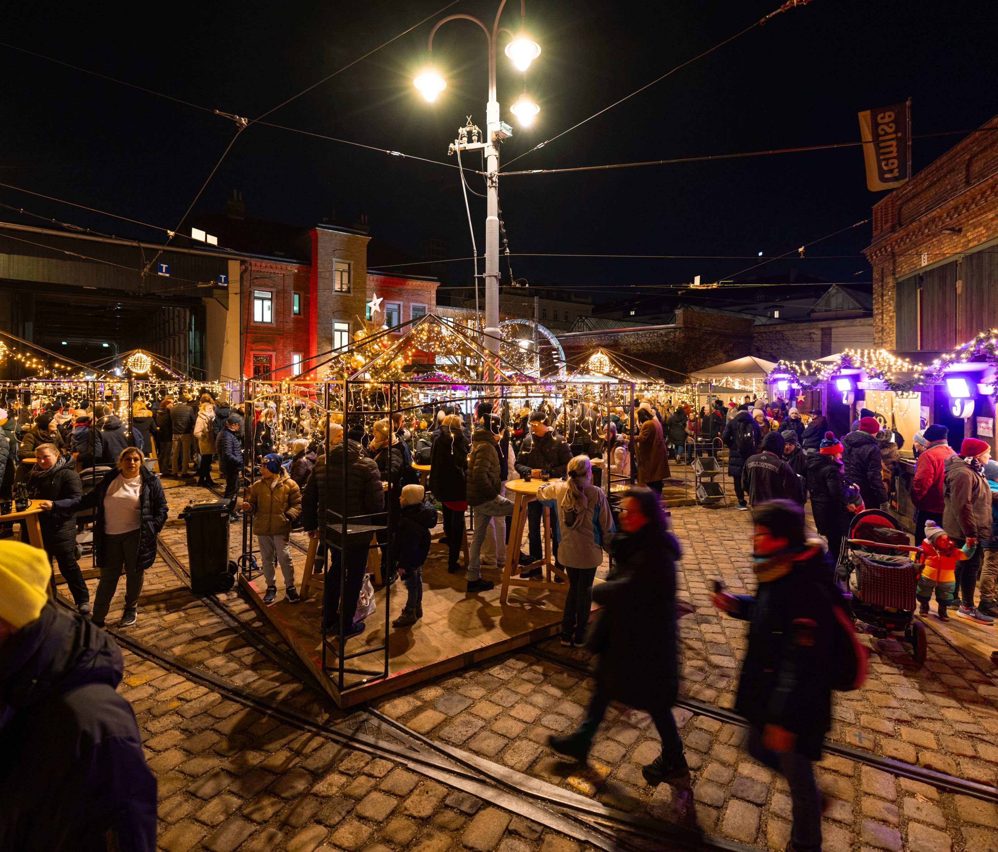 Die Wiener Linien laden zum stimmungsvollen Adventmarkt ins Verkehrsmuseum Remise. Die Wiener Linien laden zum stimmungsvollen Adventmarkt ins Verkehrsmuseum Remise.