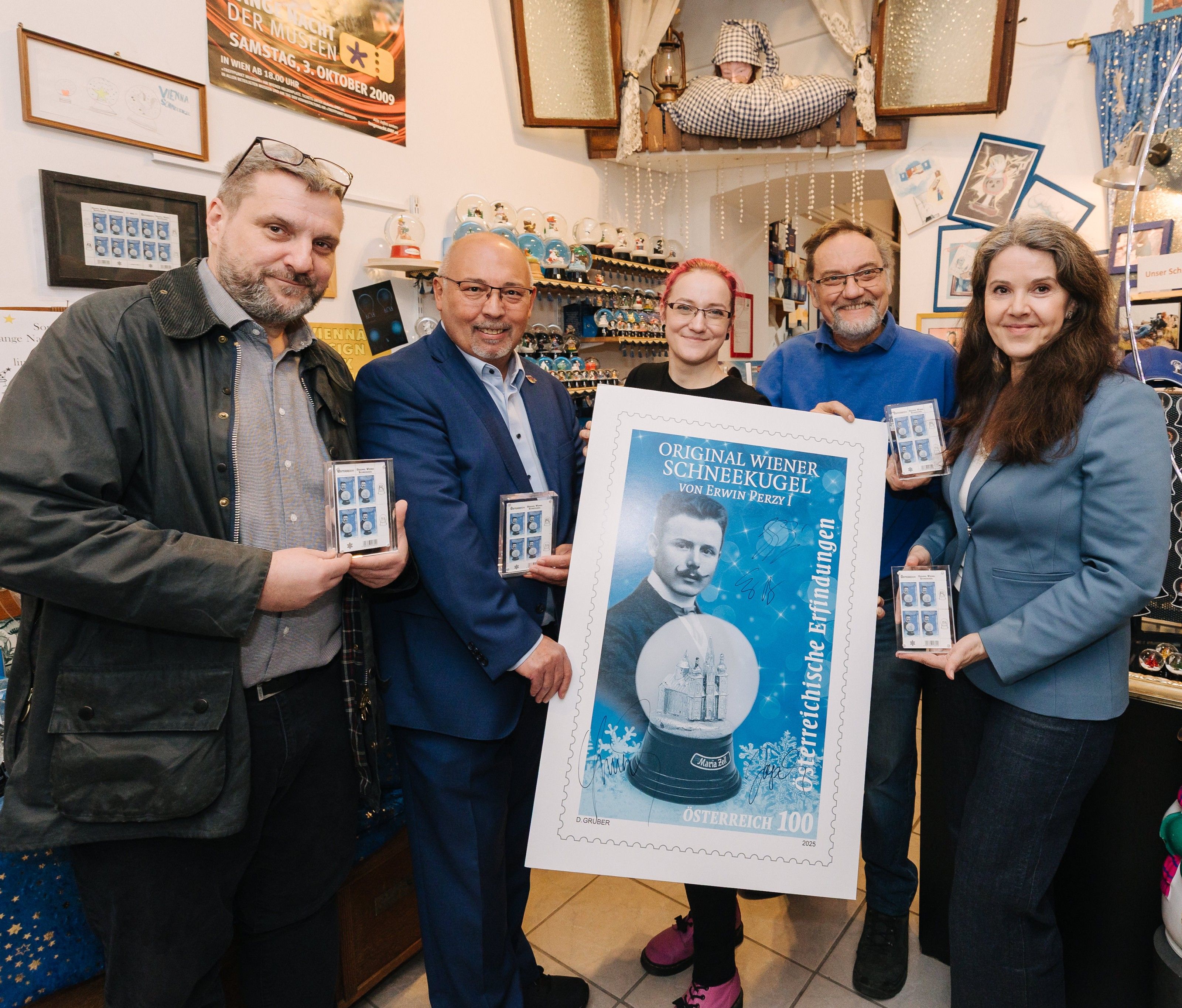 Ein Wintergruß, der niemals taut: 125 Jahre Wiener Schneekugel als Briefmarke. Ein Wintergruß, der niemals taut: 125 Jahre Wiener Schneekugel als Briefmarke.