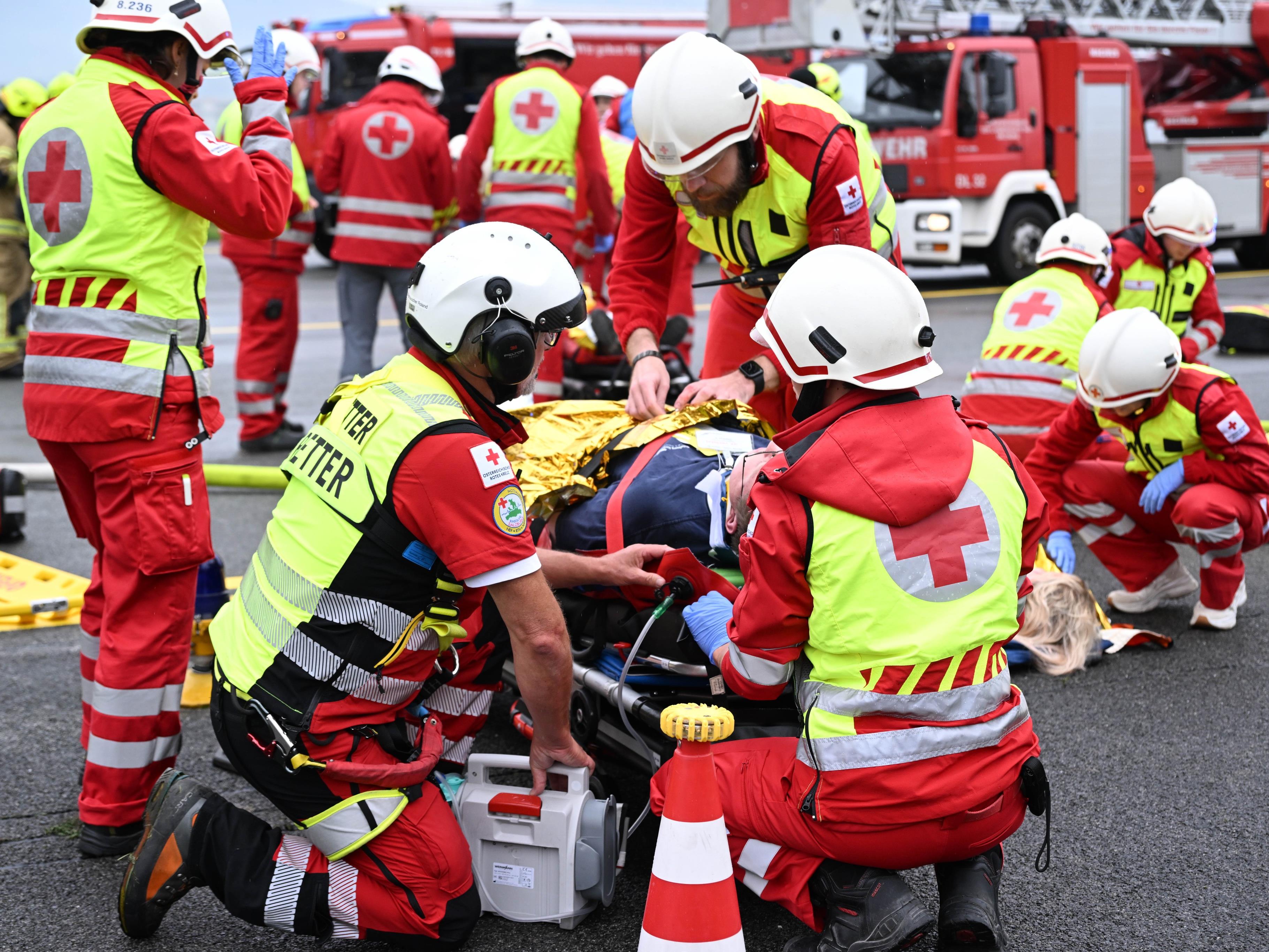 Der schwer verletzte Schlepper musste von der Feuerwehr aus dem Wrack geborgen werden. Der schwer verletzte Schlepper musste von der Feuerwehr aus dem Wrack geborgen werden.