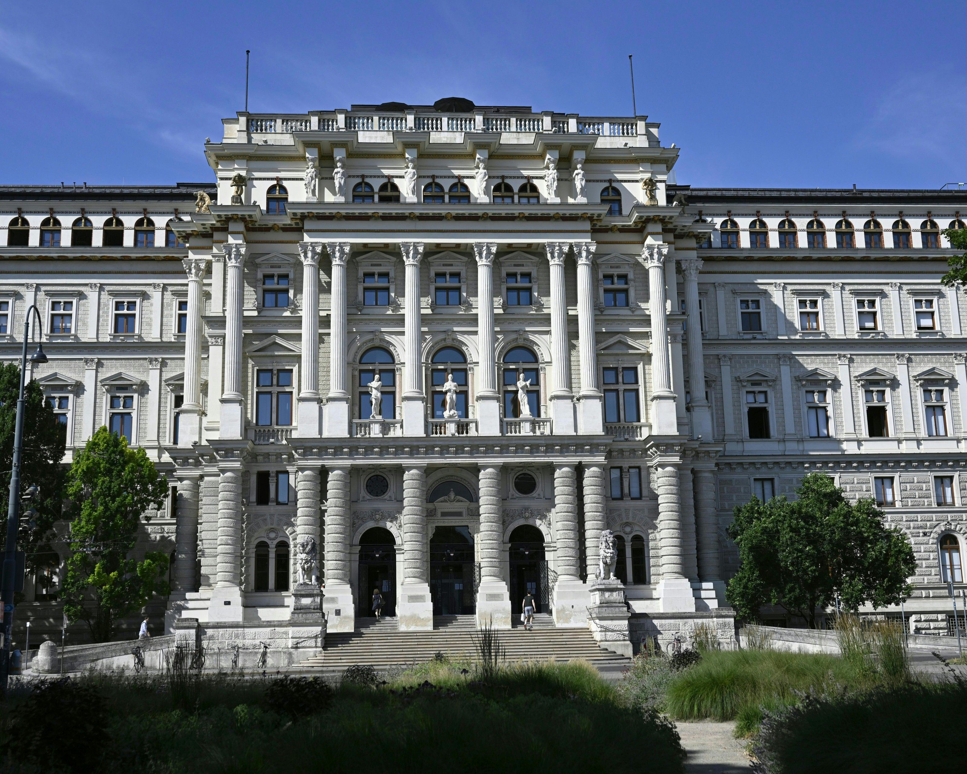Ein Ex-Mitarbeiter einer Wiener Einrichtung steht vor Gericht. Ein Ex-Mitarbeiter einer Wiener Einrichtung steht vor Gericht.