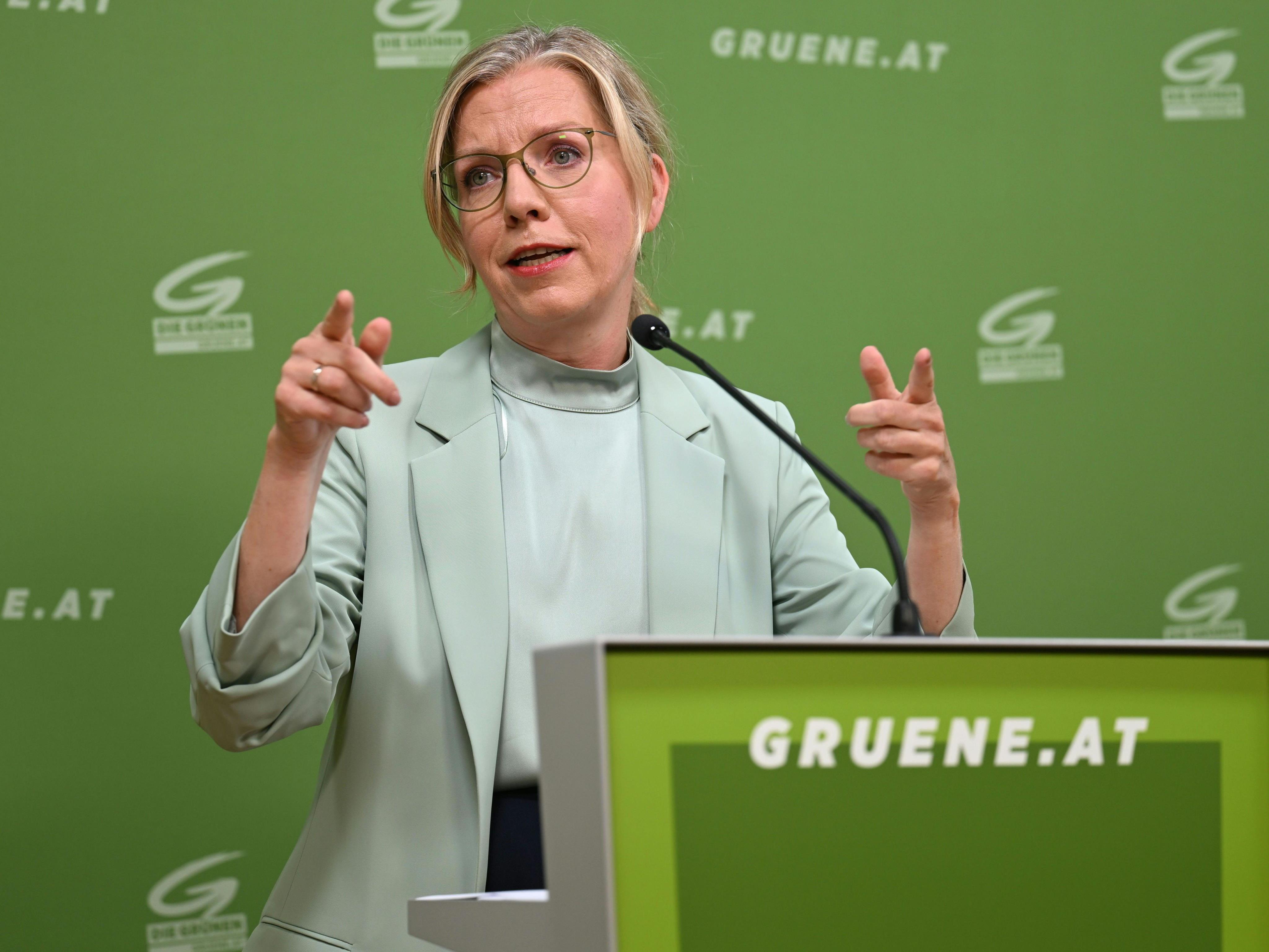 Gewessler warf der Regierung vor, nur "Überschriften" zu produzieren. Gewessler warf der Regierung vor, nur "Überschriften" zu produzieren.