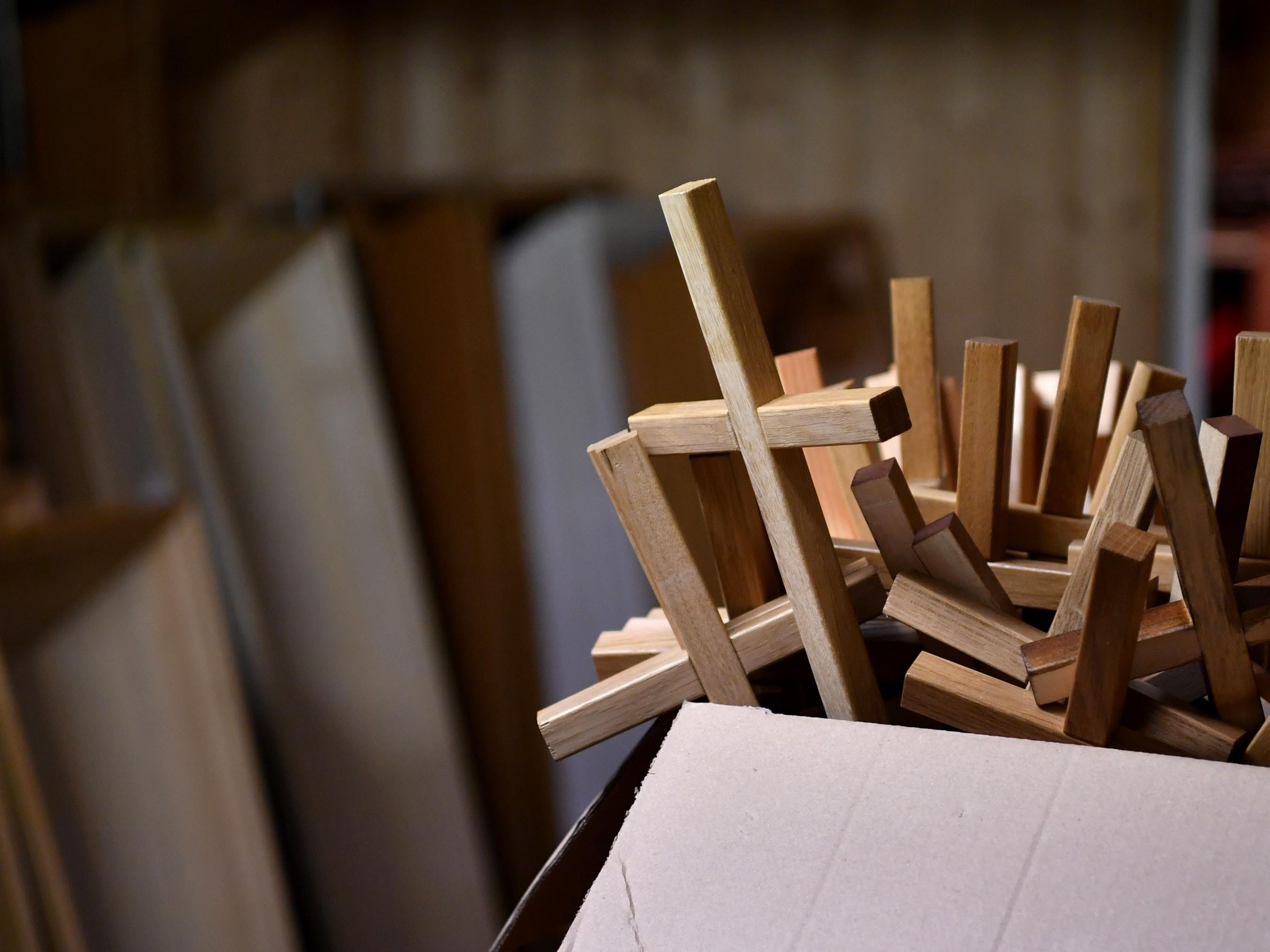 Im Bild zu sehen: Särge und Holzkreuze. Im Bild zu sehen: Särge und Holzkreuze.