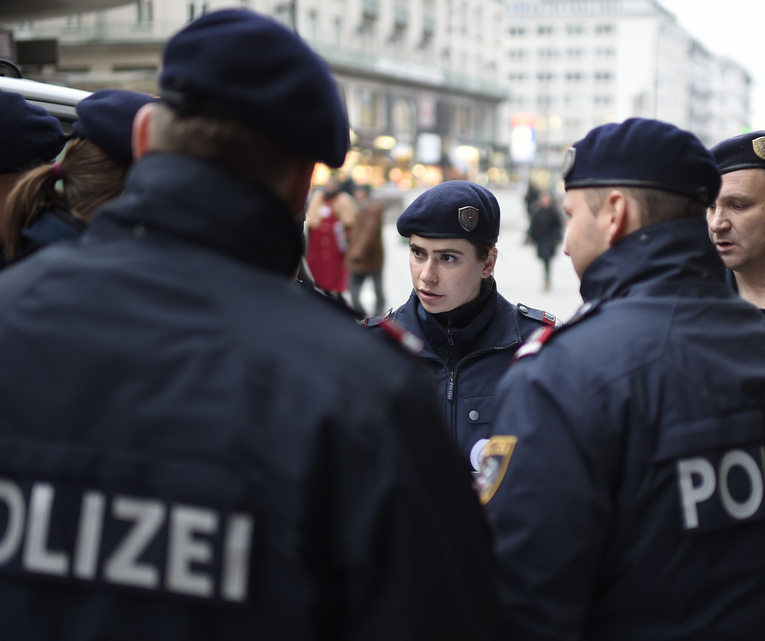 Die Polizei konnte den Gesuchten festnehmen. Die Polizei konnte den Gesuchten festnehmen.