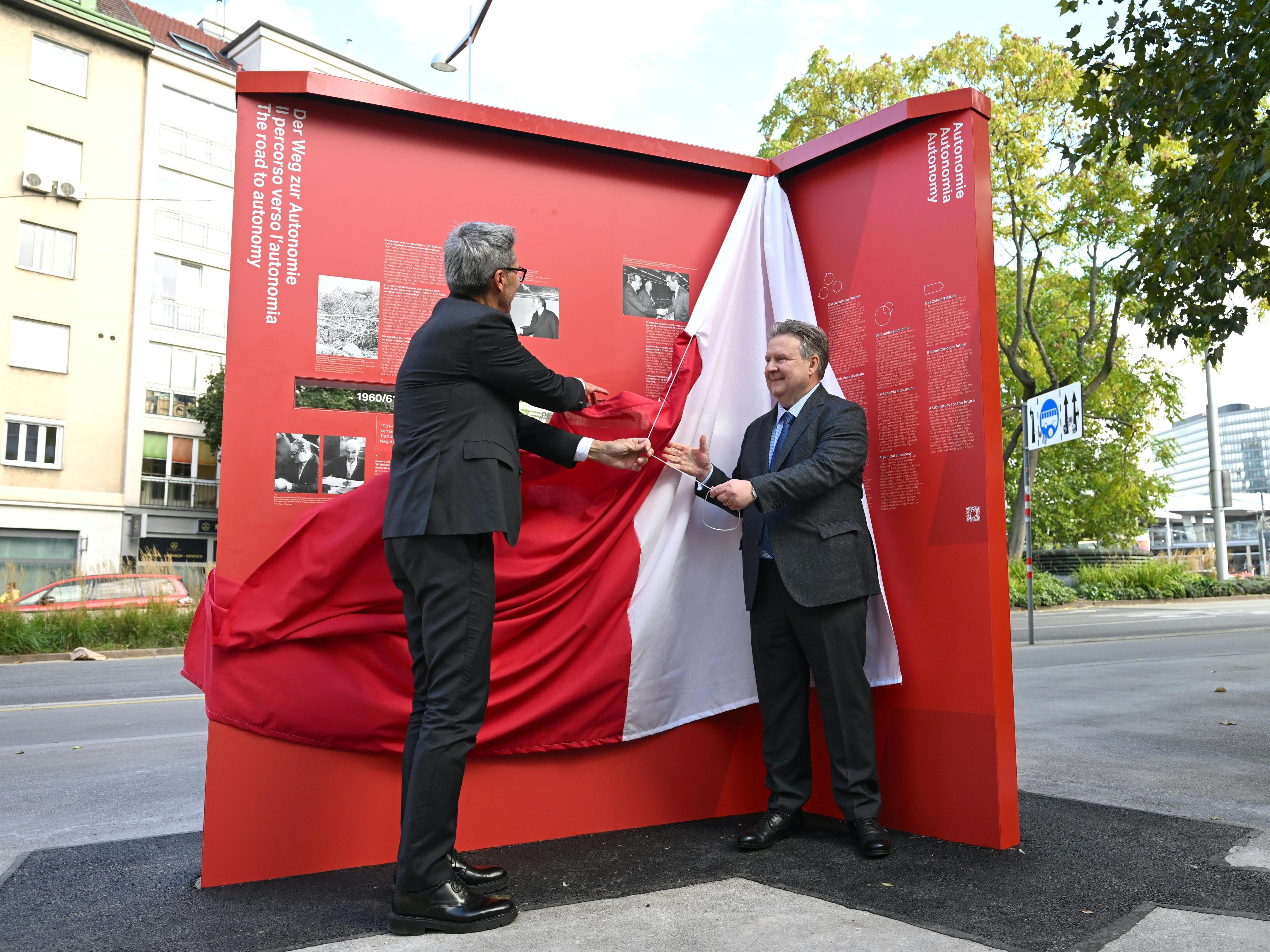 Die feierliche Übergabe der Südtiroler Autonomie-Stele an die Öffentlichkeit am Südtiroler Platz in Wien. Die feierliche Übergabe der Südtiroler Autonomie-Stele an die Öffentlichkeit am Südtiroler Platz in Wien.