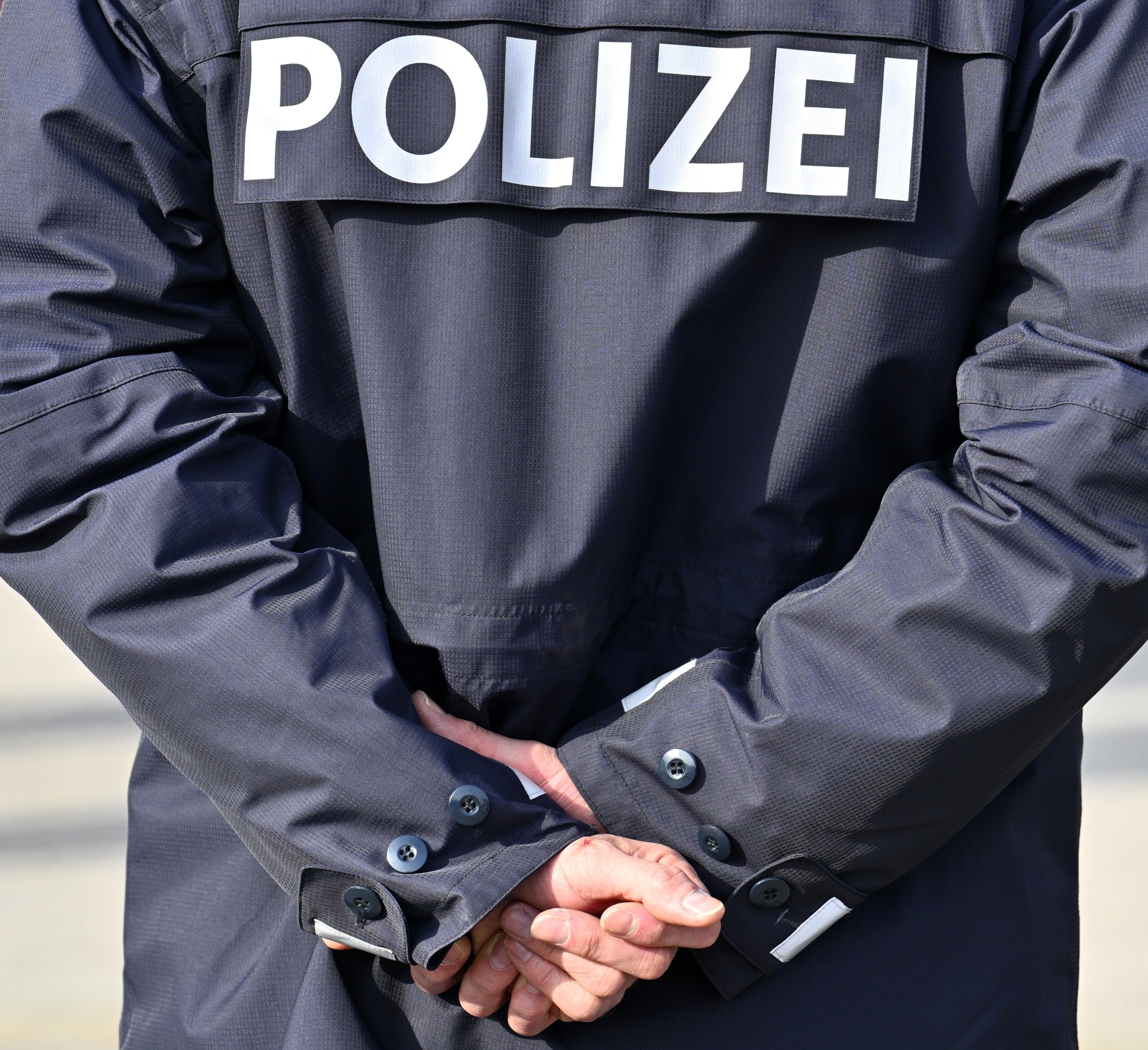 Ein Beamter wurde bei dem Einsatz leicht verletzt. Ein Beamter wurde bei dem Einsatz leicht verletzt.