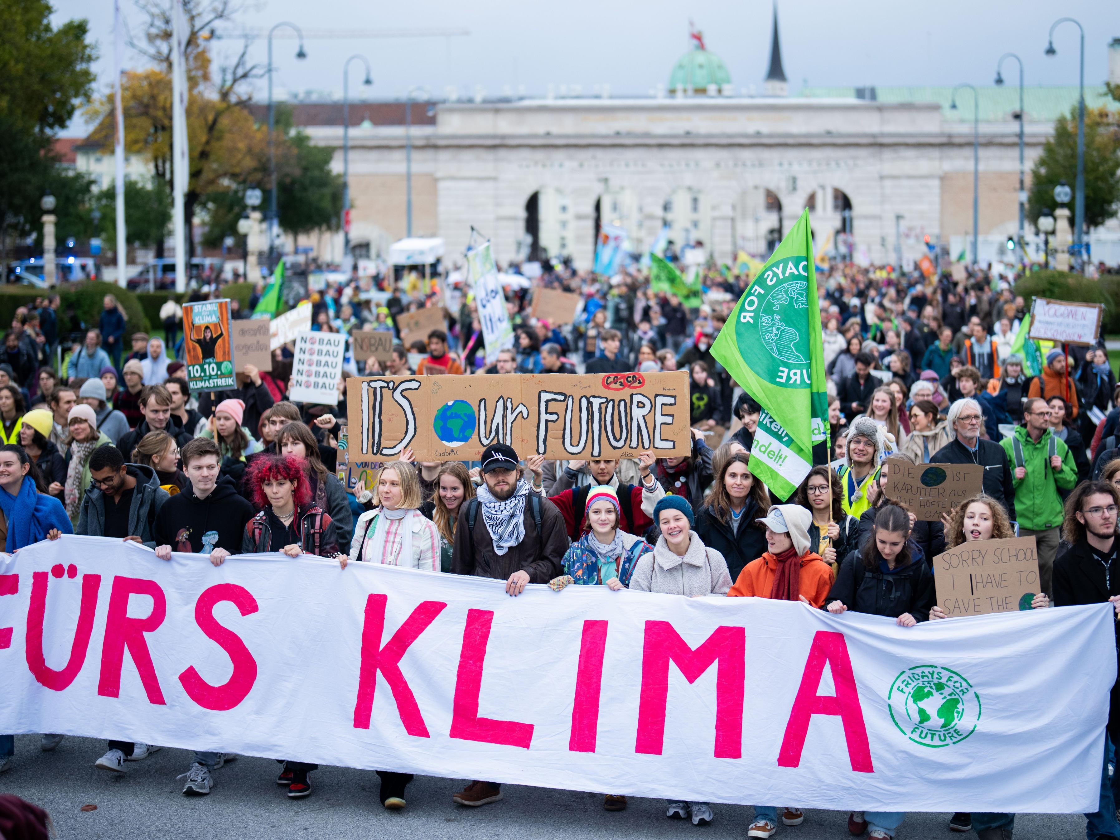 In Wien fand ein Großstreik von Fridays For Future zum Thema "Klimaschutzgesetz - wenn dann richtig!" statt. In Wien fand ein Großstreik von Fridays For Future zum Thema "Klimaschutzgesetz - wenn dann richtig!" statt.