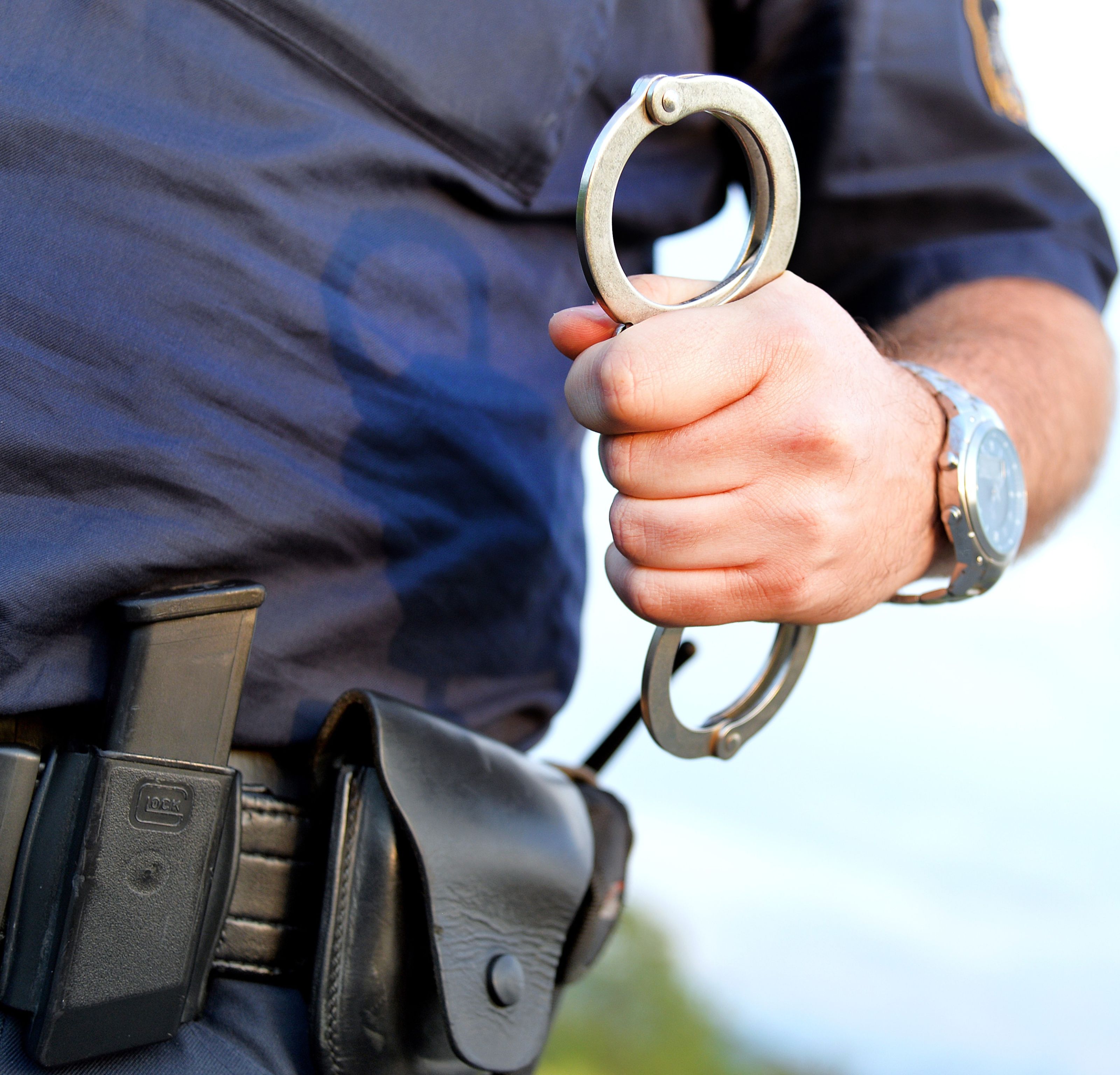 Die Polizei nahm einen 18-Jährigen fest. Die Polizei nahm einen 18-Jährigen fest.