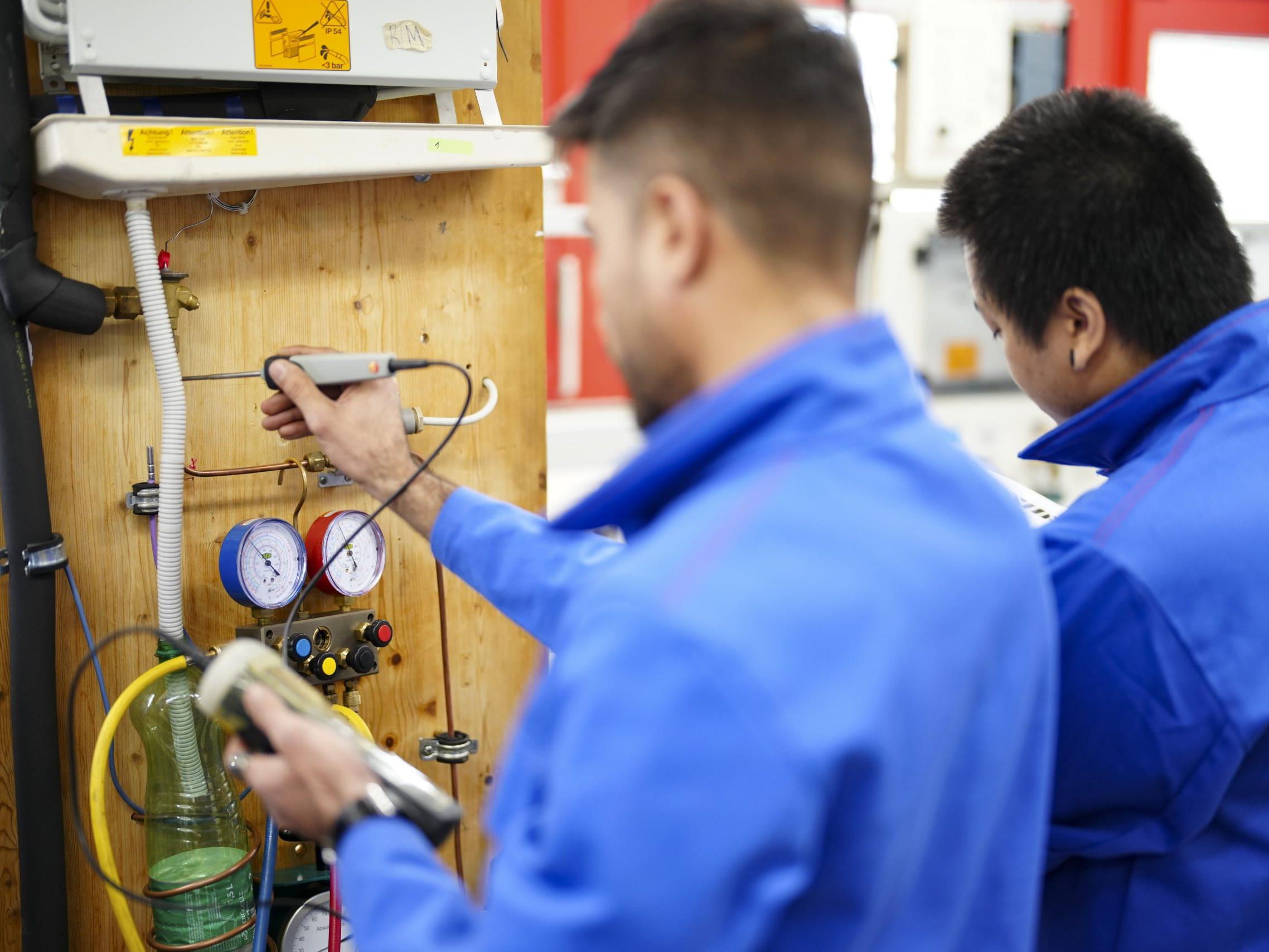 Ein Fünftel bricht die Ausbildung ab oder wechselt die Fachrichtung. Ein Fünftel bricht die Ausbildung ab oder wechselt die Fachrichtung.