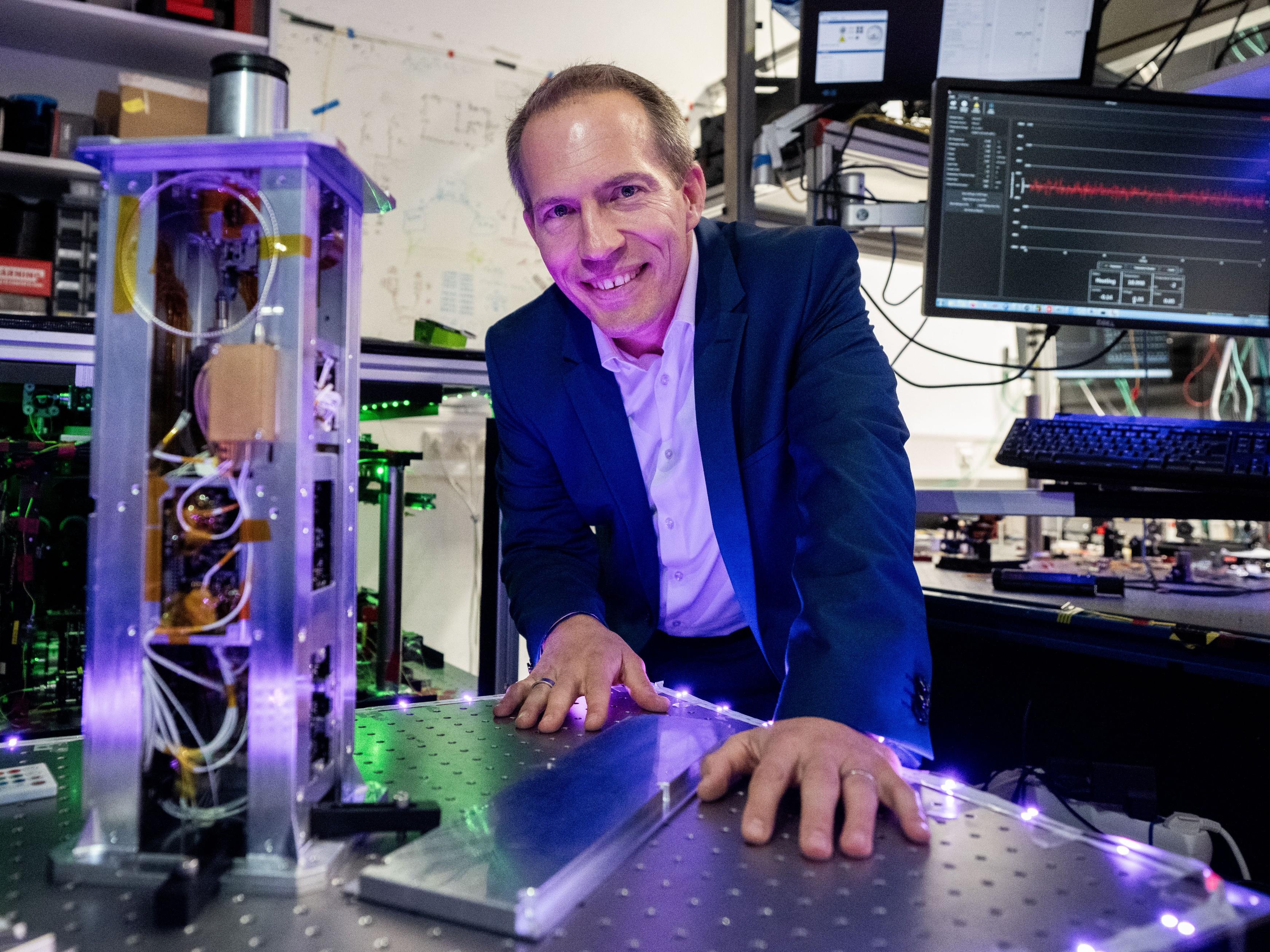 Quantenphysiker Philip Walther mit einem photonischen Satelliten-Quantencomputer an der Uni Wien. Quantenphysiker Philip Walther mit einem photonischen Satelliten-Quantencomputer an der Uni Wien.