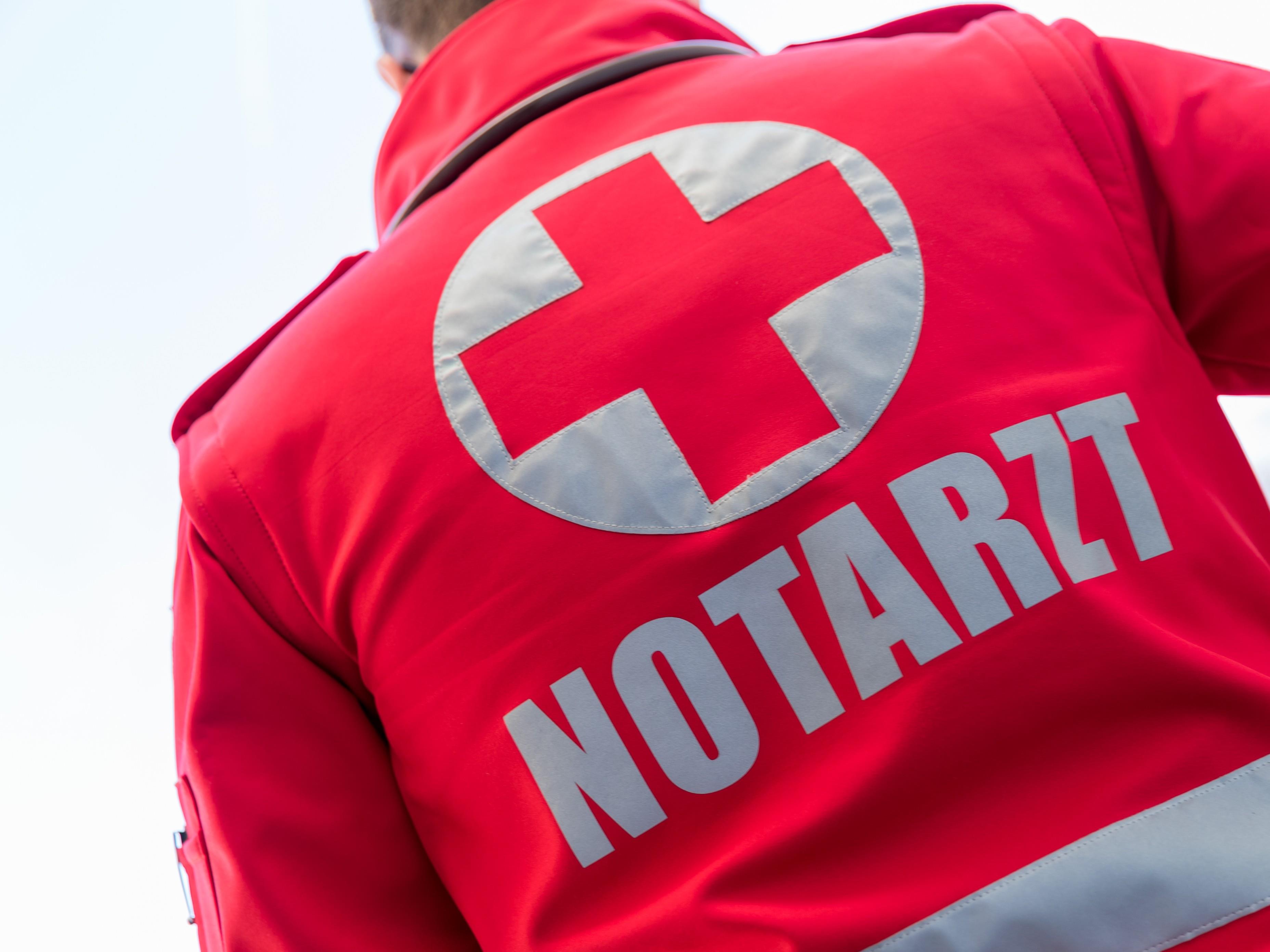 Die Frau erlitt schwere Verletzungen und wurde von den Rettungskräften aus dem See geborgen, sie verstarb kurze Zeit später. Die Frau erlitt schwere Verletzungen und wurde von den Rettungskräften aus dem See geborgen, sie verstarb kurze Zeit später.