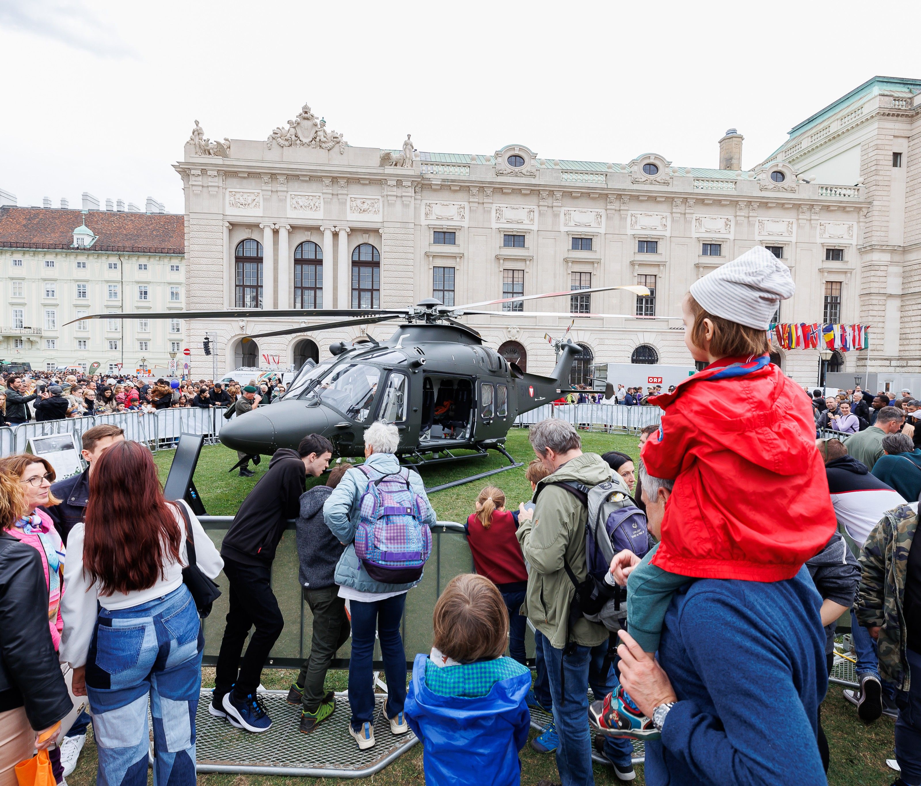 Bundesheer, Polizei und Politik präsentieren sich am Nationalfeiertag. Bundesheer, Polizei und Politik präsentieren sich am Nationalfeiertag.