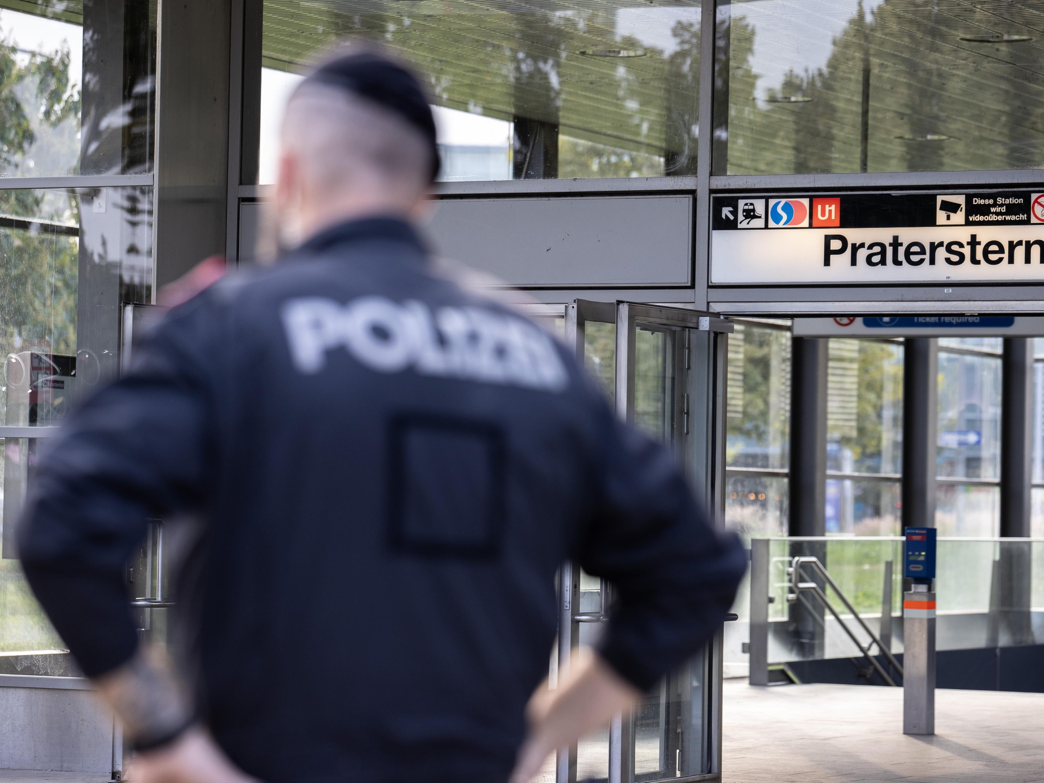 Am Praterstern kam es zu einer Festnahme nach Wiederbetätigung. Am Praterstern kam es zu einer Festnahme nach Wiederbetätigung.