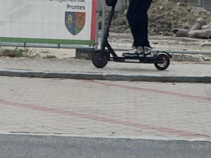 Der Unbekannte flüchtete mit einem E-Scooter. Der Unbekannte flüchtete mit einem E-Scooter.