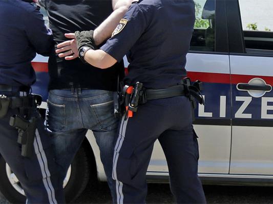 Der 40-jährige aggressive Mann erhielt mehrere Anzeigen. Der 40-jährige aggressive Mann erhielt mehrere Anzeigen.